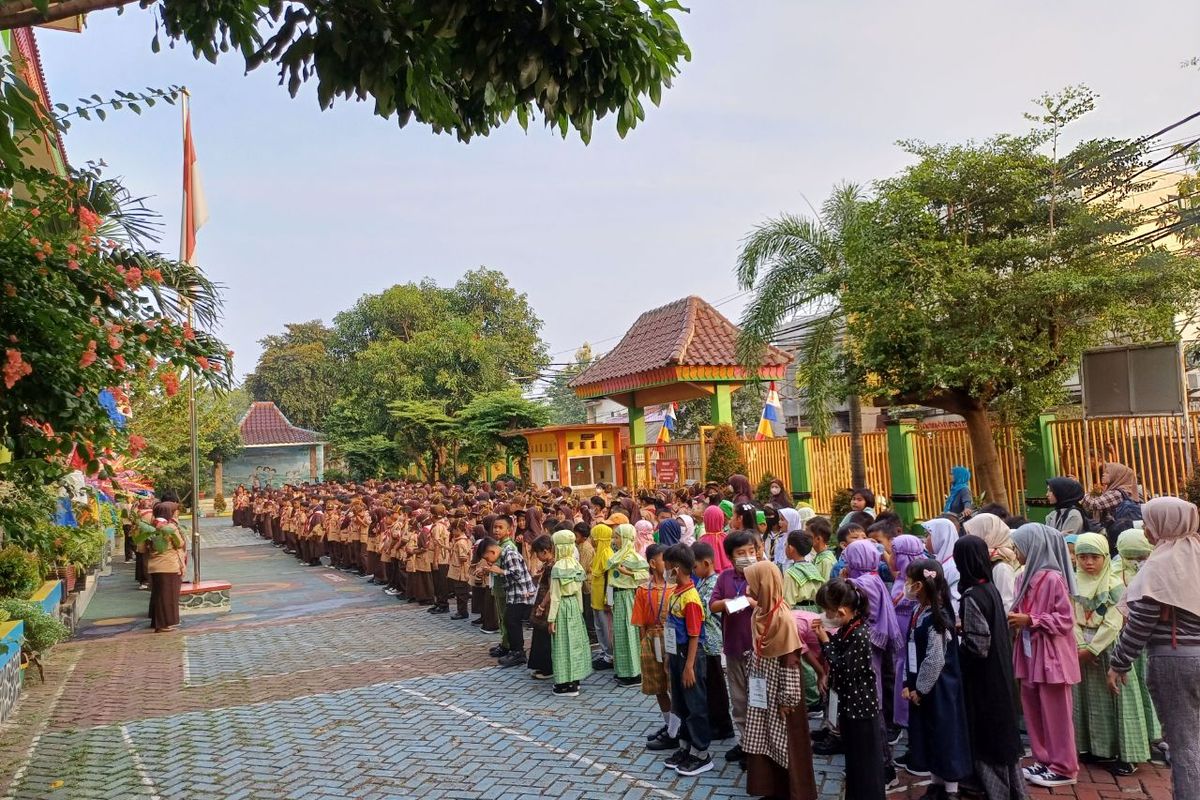 Suasana hari pertama sekolah di Sekolah Dasar Negeri (SDN) Jagakarsa 06, Jakarta Selatan, Rabu (12/7/2023).