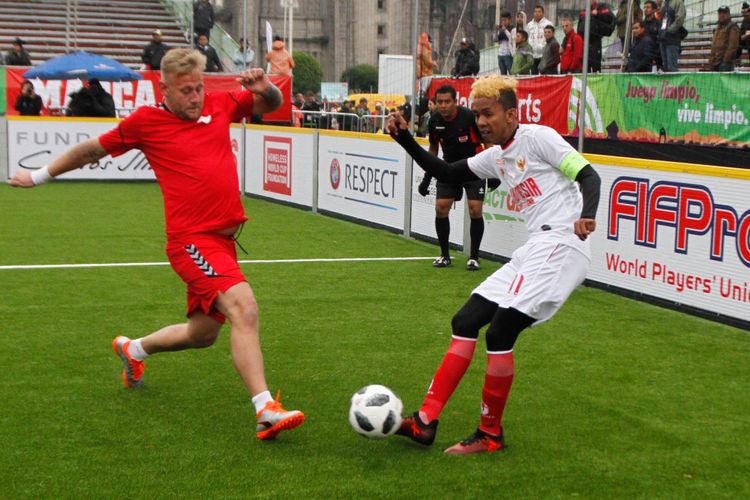 Kapten tim Indonesia, Dego Z. Arifin (kanan) mengeksekusi bola ke arah gawang Denmark saat keduanya bertemu dalam babak penyisihan Grup F Homeless World Cup 2018 di Zocalo, Mexico City, Rabu (14/11). Tim Indonesia memenangkan pertandingan lewat adu penalti dengan skor akhir 8-7.