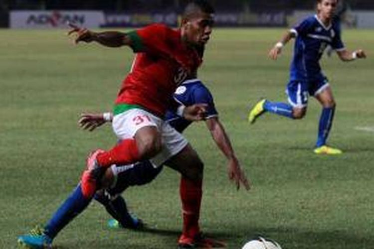 Pemain Indonesia, Yabes Roni Malaifani (kanan) berebut bola dengan pemain Filipina,Crestal pada pertandingan kualifikasi Piala Asia U-19 di Stadion Utama Gelora Bung Karno, Jakarta, Kamis (10/10/2013). Indonesia unggul 2-0.