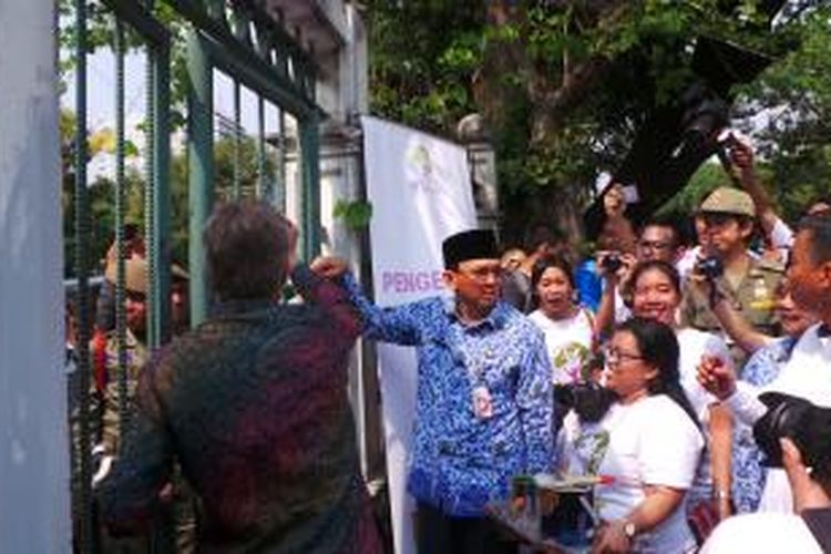 Gubernur DKI Jakarta Basuki Tjahaja Purnama mengecat pagar Monas, Selasa (10/11/2015).