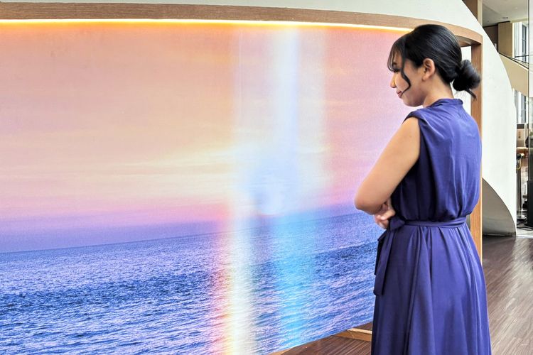 Potret Crisma, pengunjung Pameran Chronospira yang memakai dress layaknya karakter Sore, saat Kompas.com temui di Artotel Gelora Senayan, Minggu (27/7/2025).