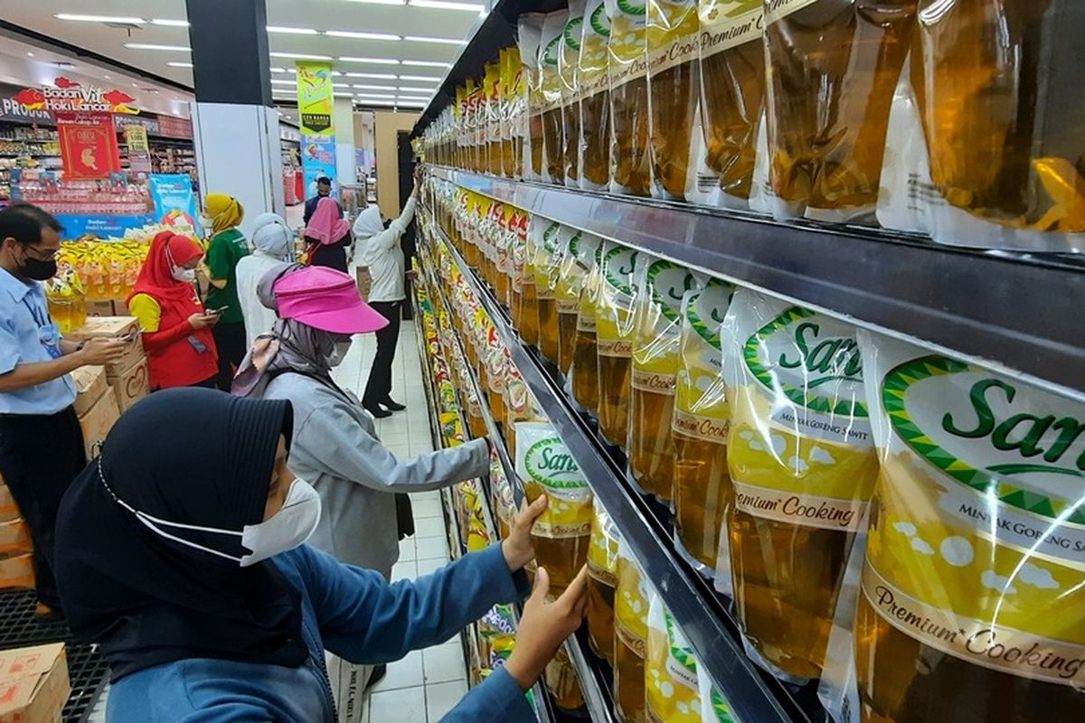 Foto-foto warga membeli minyak goreng kemasan semua merk rata dengan harga Rp 14.000 per liter di Pasar Modern Plaza Asia terbesar di wilayah Priangan Timur, Jawa Barat, Kamis (20/1/2022).