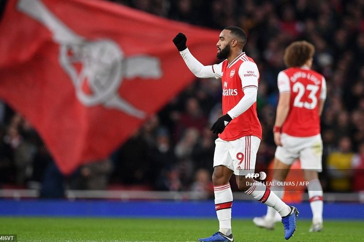 Arsenals French striker Alexandre Lacazette celebrates after scoring their first goal during the English Premier League football match between Arsenal and Southampton at the Emirates Stadium in London on November 23, 2019. (Photo by Daniel LEAL-OLIVAS / AFP) / RESTRICTED TO EDITORIAL USE. No use with unauthorized audio, video, data, fixture lists, club/league logos or live services. Online in-match use limited to 120 images. An additional 40 images may be used in extra time. No video emulation. Social media in-match use limited to 120 images. An additional 40 images may be used in extra time. No use in betting publications, games or single club/league/player publications. / 