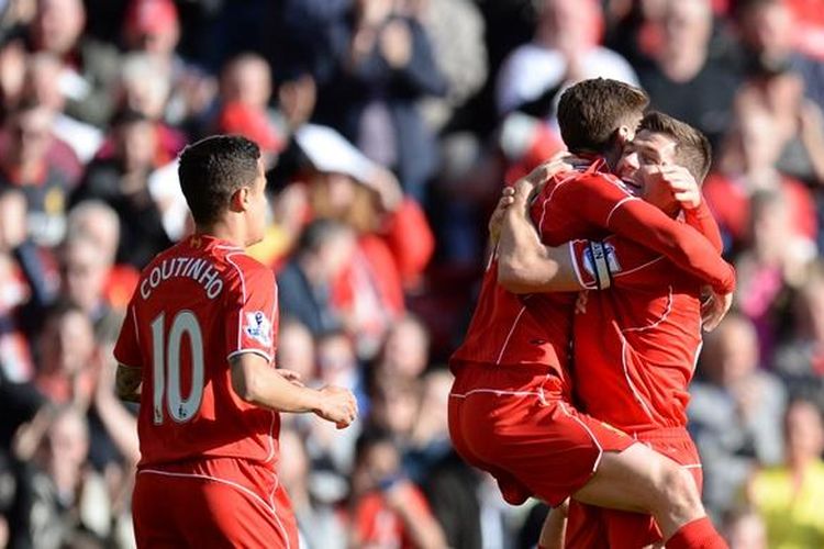 Adam Lallana (tengah) dan Philippe Coutinho merayakan gol bersama Steven Gerrard pada laga kontra Crystal Palace di Stadion Anfield, Sabtu (16/5/2015). Kini, Gerrard menjadi pelatih Coutinho di Aston Villa.