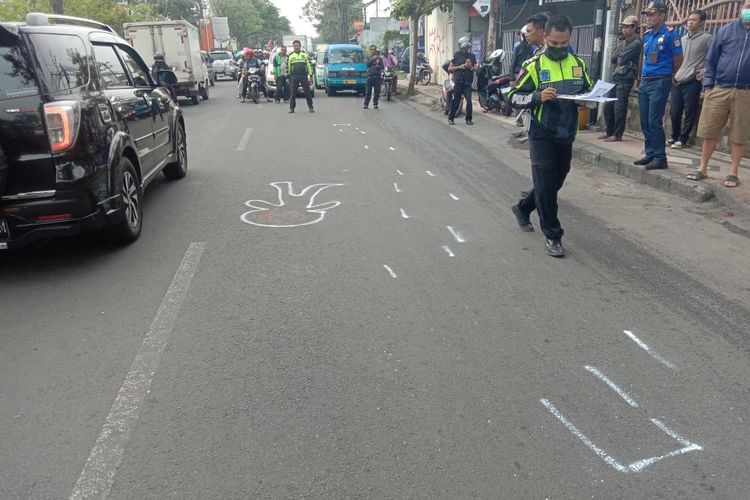 Polisi melakukan Olah Tempat Kejadian Perkara (TKP) kecelakaan lalu lintas melibatkan pengendara sepeda motor terlindas truk pemadam kebakaran (damkar) di Jalan Sudanco Supriadi, Kota Malang, Jawa Timur.