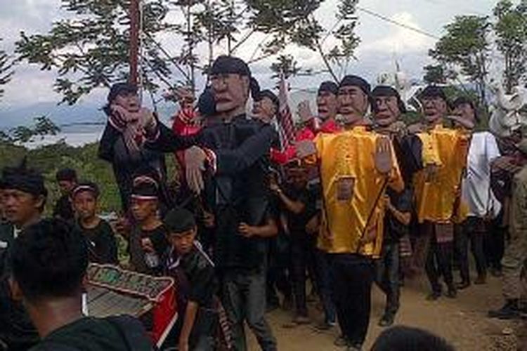 Karnaval Sigale-gale sebagai salah satu ikon dalam perayaan Festival Danau Toba di Sumatera Utara, Senin (9/9/2013). Festival diselenggarakan pada 8-14 September 2013.