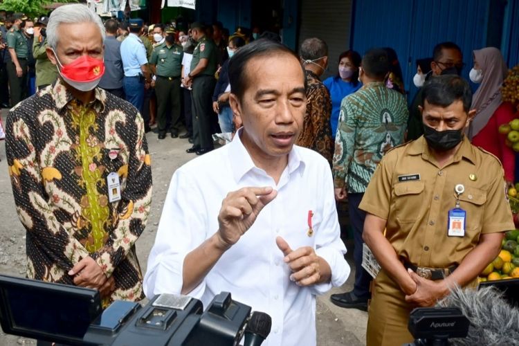 Presiden Joko Widodo memberikan keterangan pers usai mengunjungi Pasar Malang Jiwan Colomadu, Kabupaten Karanganyar, untuk mengecek harga barang pada Senin (21/11/2022).