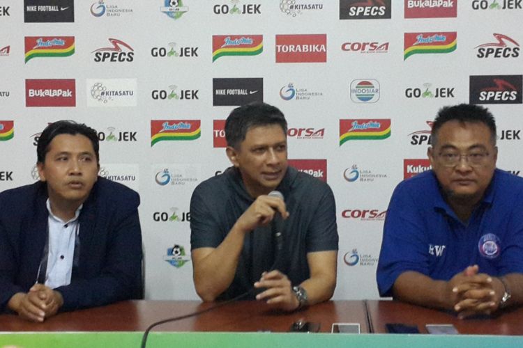 CEO Arema FC Iwan Budianto (tengah) saat konferensi pers di Stadion Kanjuruhan, Kabupaten Malang, Minggu (9/12/2018) malam lalu.