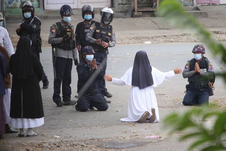 Suster Ann Roza Nu Tawng, seorang biarawati di Myitkyina, Myanmar, berlutut di hadapan sejumlah aparat yang juga ikut berlutut. Suster Ann Roza memohon kepada aparat Myanmar agar tak menembaki para pengunjuk rasa pada Senin, 8 Maret 2021. Namun, terdengar tembakan dengan dua orang dikonfirmasi tewas.