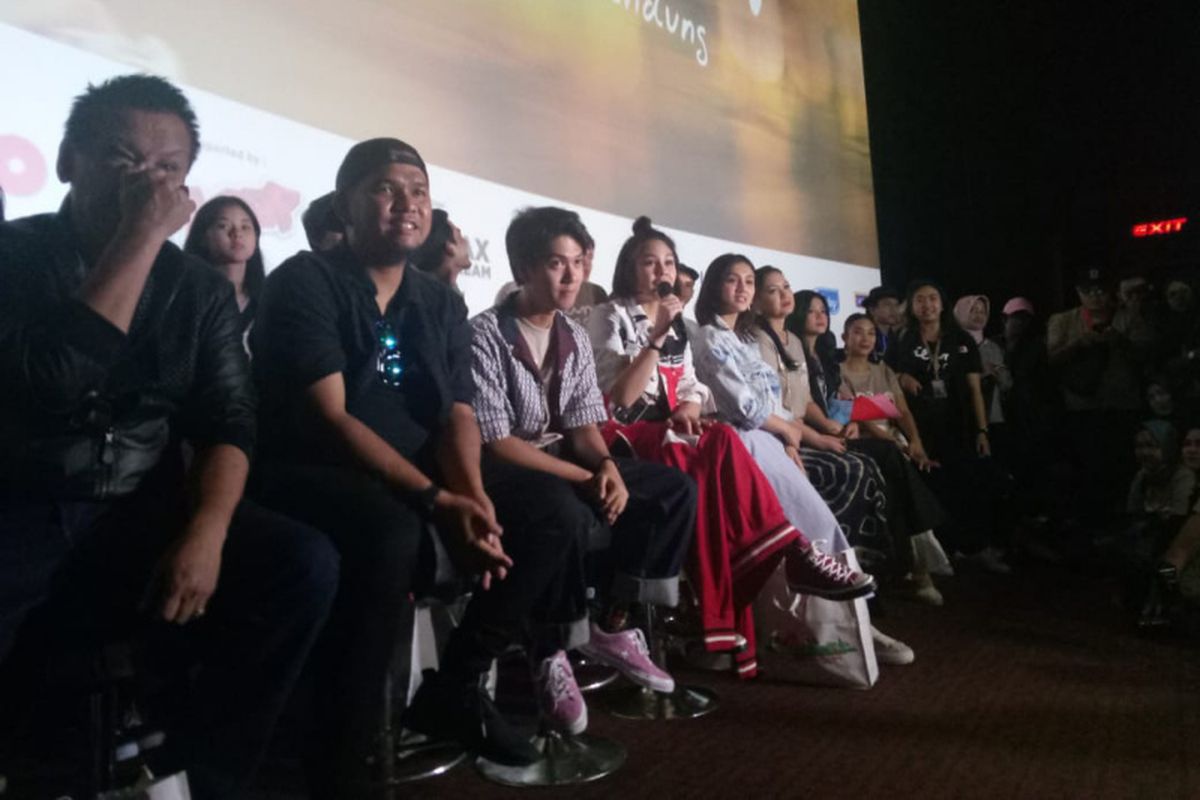 Para pemeran film Dilan 1991 saat melakukan konferensi pers usai menyaksikan Gala Premier Dilan 1991 di Ciwalk Mall, Bandung, Minggu (24/2/2019).