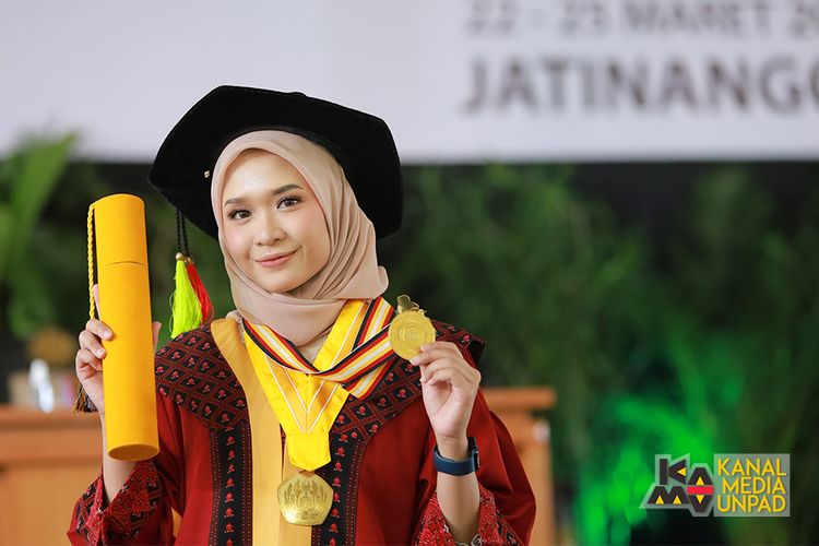 Jasmine Putri Rafifa terpilih menjadi Wisudawan Terbaik Sarjana pada Wisuda Khusus Universitas Padjadjaran (Unpad) Gelombang II Tahun Akademik 2021/2022. 