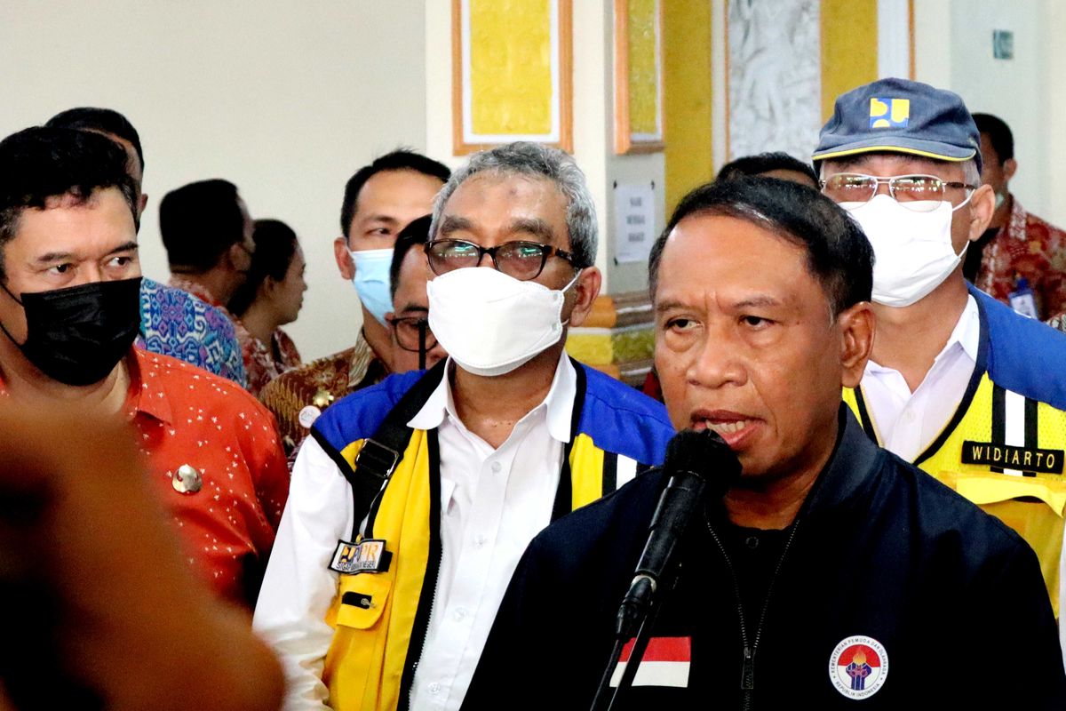 Menteri Pemuda dan Olahraga (Menpora) Zainudi Amali saat konferensi pers seusai melihat kondisi Stadion Kanjuruhan Kepanjen, Kabupaten Malang, Kamis (13/10/2022) siang.