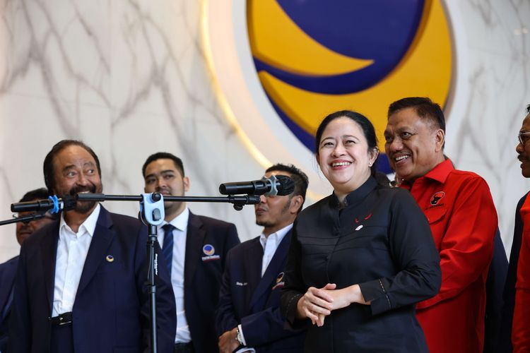 Ketua Umum Partai Nasdem Surya Paloh  dan Ketua DPP PDI-P Puan Maharani menggelar jumpa pers usai pertemuan di DPP Partai Nasdem di Nasdem Tower, Jakarta, Senin (22/8/2022). Pertemuan antara jajaran PDIP dan Nasdem merupakan silaturahmi antara dua partai politik.