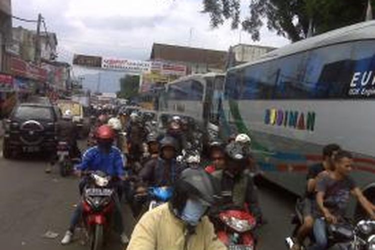 Antrean kendaraan terjadi di Ciawi, jalur Rajapolah-Gentong, Tasikmalaya, Minggu (11/8/2013) siang.