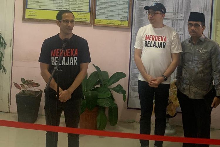 Menteri Pendidikan, Kebudayaan, Riset, dan Teknologi (Mendikbud Ristek), Nadiem Makarim saat melakukan kunjungan ke SMAN 3 Padang, Sumatera Barat (Sumbar). 