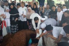 Jenazah Ketua KPU Husni Kamil Manik Dimakamkan