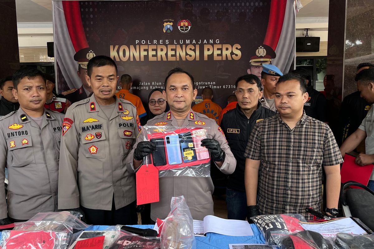 Kapolres Lumajang AKBP Alex Sandy Siregar saat umumkan.tersangka pencurian di Pasirian