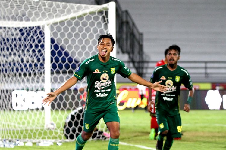 Selebrasi bomber Persebaya Surabaya, Samsul Arif, saat membobol gawang Persija Jakarta dalam pertandingan Liga 1 di Stadion Kapten I Wayan Dipta, Gianyar, Bali, Senin (14/2/2022).