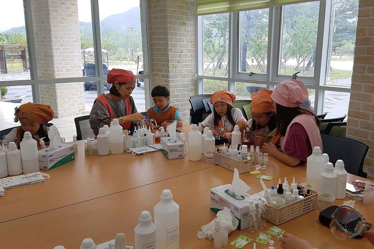 Para pengunjung sedang belajar membuat kosmetik alami di Skylake, Korea Selatan.