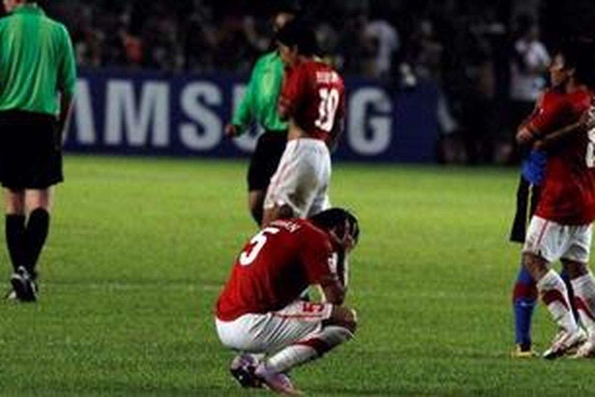 Ekspresi pemain timnas Indonesia usai laga final kedua Piala AFF 2010 di Stadion Gelora Bung Karno, Jakarta Pusat, Rabu (29/12/2010) malam. Meski menang dari Malaysia 2-1, Indonesia gagal merebut Piala AFF 2010 karena kalah dengan gol agregat 2-4.