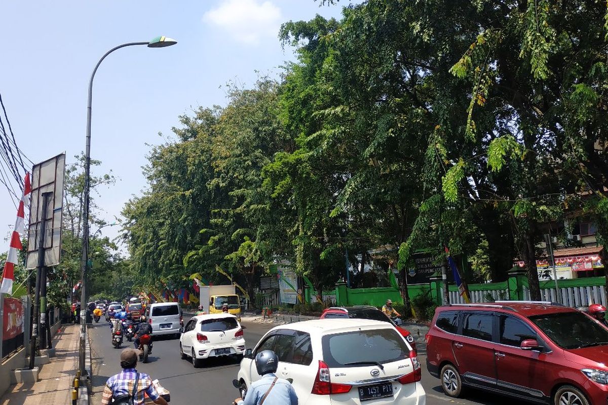 Tampak penerangan jalan umum di Jalan Ir. H. Juanda, Bekasi.