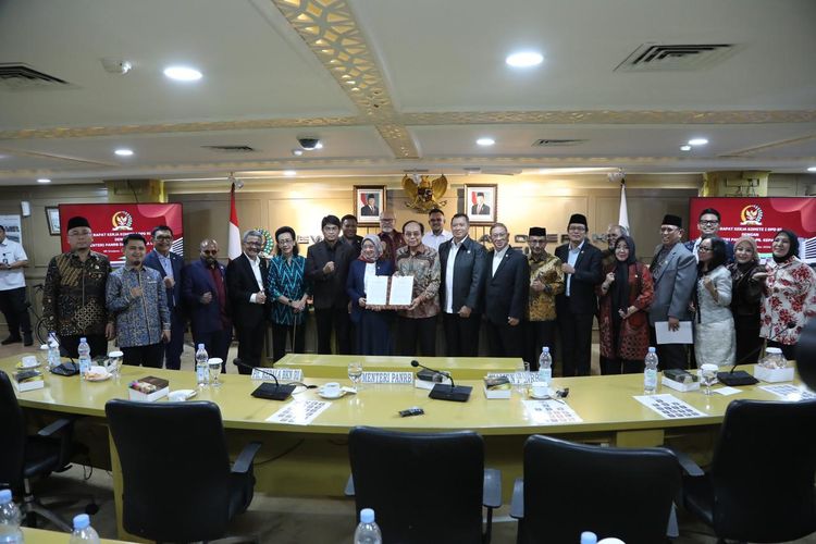 Menteri Pendayagunaan Aparatur Negara dan Reformasi Birokrasi (Menpan RB) Rini Widyantini bersama Wakil Menpan RB Purwadi Arianto menghadiri rapat kerja dengan Komite I DPD RI di Jakarta, Selasa (3/12/2024). 