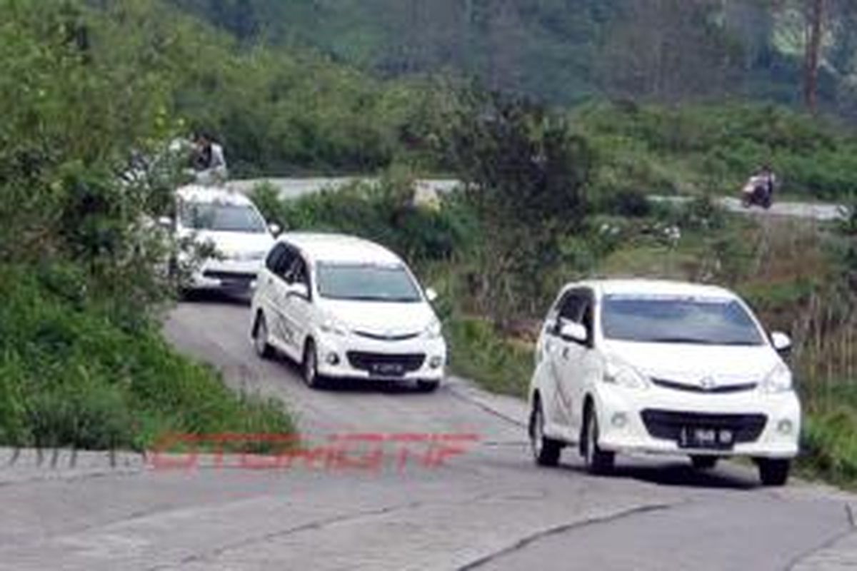 Kondisi jalan berkelok dan tanjakkan terjal.