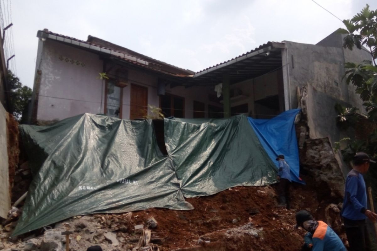 Kondisi sebuah rumah yang halaman belakangnya longsor di RW 22, Kelurahan Abadijaya, Sukmajaya, Depok pada Rabu (4/10/2017). Longsor terjadi pasca hujan deras yang mengguyur Depok pada Minggu (2/10/2017) lalu. 