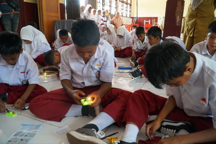 Cerita dari Pulau Uang Seribu: Keseruan Siswa SDN 1 Maitara Belajar Literasi dan STEM