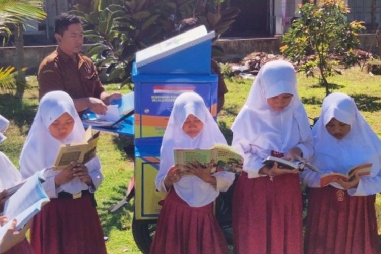 Menembus Jalan Rusak Demi Antar Buku, Perjalanan Dua Jam Pustakawan Pangandaran Menjangkau Pembaca di Pelosok 