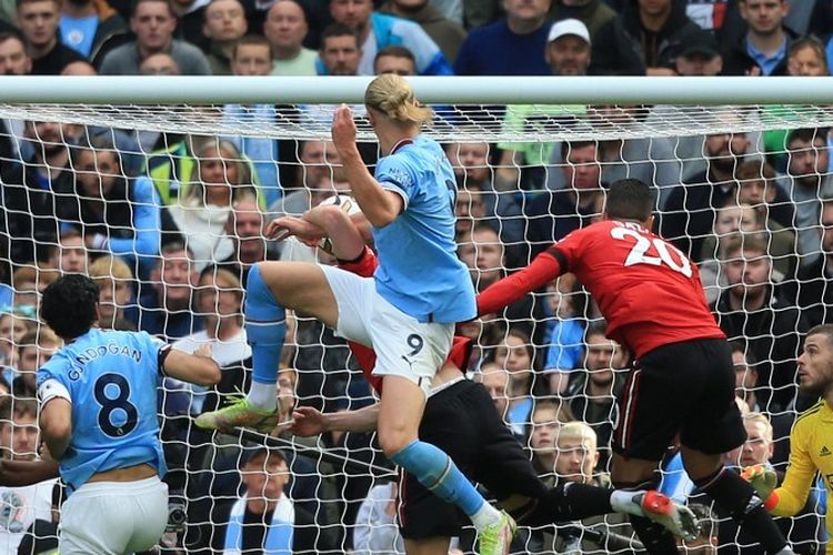 Striker Manchester City Erling Haaland mencetak gol melalui sundulan ke gawang Man United pada lanjutan laga Liga Inggris di Stadion Etihad, Manchester, pada Minggu (2/10/2022).