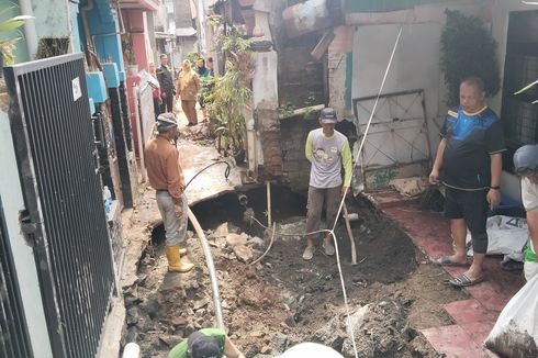 Jalan Tiba-tiba Ambles Sedalam 7 Meter di Sadangserang, Bandung