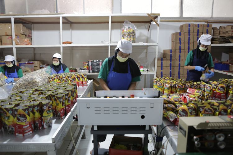 Karyawan Raja Patin saat mengemas kerupuk kulit ikan patin di Desa Sugiharjo, Kecamatan Batang Kuis, Deli Serdang, Sumatera Utara, Senin (28/10/2024) 