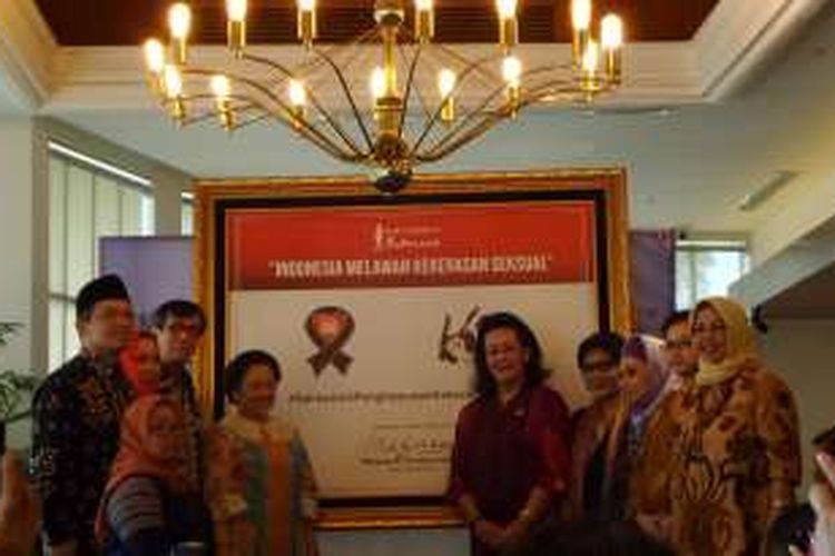 Presidem Kelima Republik Indonesia Megawati Soekarnoputri bersama Menteri Hukum dan HAM Yasonna Laoly, Wakil Ketua DPD Gusti Kanjeng Ratu Hemas dan sejumlah anggota dewan serta LSM dalam acara bertajuk 