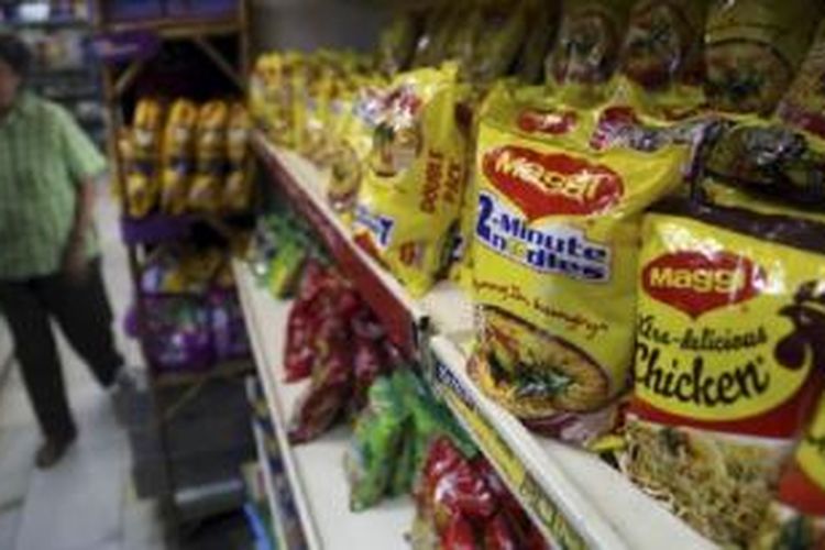 Makanan instan Maggi di sebuah pasar swalayan di Bangalore, India, Jumat (5/6/2015).