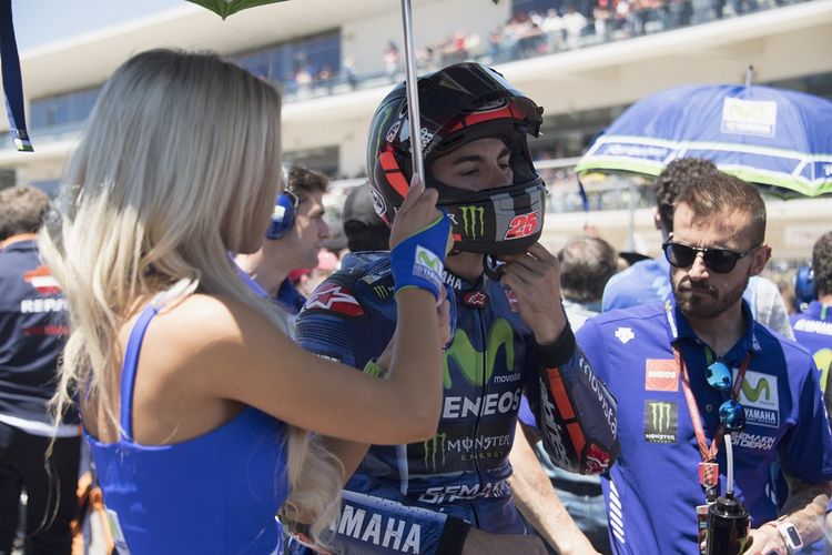 Pebalap Movistar Yamaha MotoGP asal Spanyol, Maverick Vinales, bersiap di grid sebelum balapan GP Americas di Circuit of The Americas (COTA), Austin, Minggu (23/4/2017).