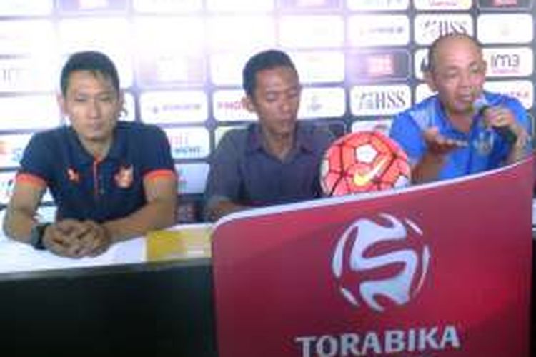 Pelatih Persegres Gresik United Liestiadi (kanan) dan Agus Indra Kurniawan (kiri), dalam sesi jumpa pers, Kamis (11/8/2016).
