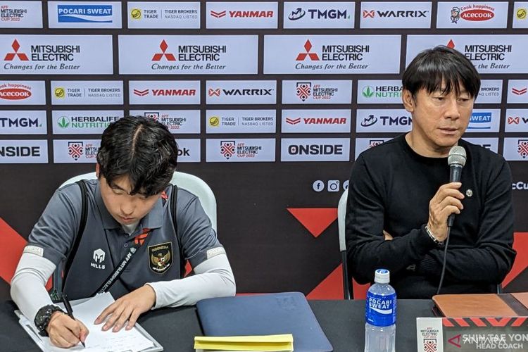 Pelatih tim nasional Indonesia Shin Tae-yong (kanan) memberikan pernyataan kepada media usai membawa skuadnya menang 2-1 atas Filipina pada laga terakhir Grup A Piala AFF 2022 di Stadion Rizal Memorial, Manila, Senin (2/1/2023). (ANTARA/Michael Siahaan)