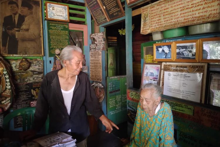 Pasangan Suhendri dan Junarsa saat menerima kunjungan Kompas.com di kediamannya Jalan Pesut Bukit Biru Tenggarong, Kamis (31/10/2019). 