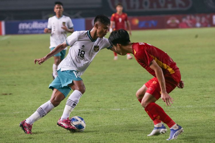 Pemain Timnas U19 Indonesia, Alfriyanto Nico menggiring bola saat melawan Vietnam pada laga perdana Grup A Piala AFF U19 2022 di Stadion Patriot Candrabhaga, Bekasi, Jawa Barat, Sabtu (2/7/2022) malam WIB. Kedua tim bermain imbang tanpa gol.