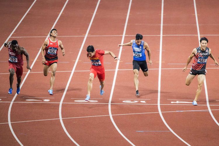 Pelari China  Su Bingtian (tengah) memacu kecepatan saat menuju garis finish pada Final nomor Lari 100 meter putra Asian Games 2018 di Stadion Gelora Bung Karno, Senayan, Jakarta, Minggu (26/8/2018).  Su Bingtian mencapai finish diurutan pertama dengan catatan waktu tercepat 9.92 detik disusul diurutan kedua pelari Qatar Tosin Ogunode dengan catatan waktu 10.00 detik dan pelari Jepang Ryota Yamagata dengan catatan waktu 10.00 detik.