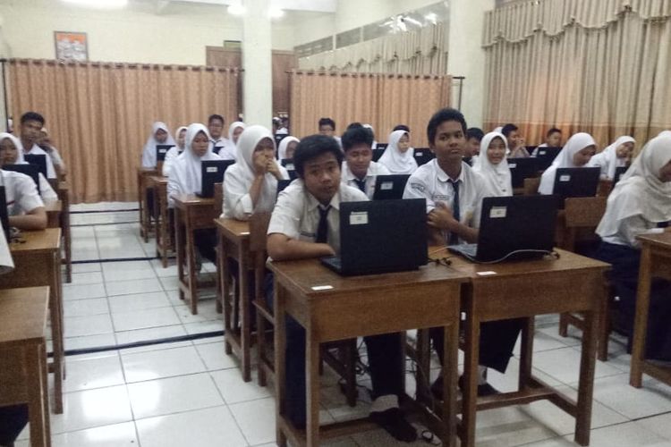 Anak SMP yang tengah lakukan UNBK, Senin (22/4/2019).