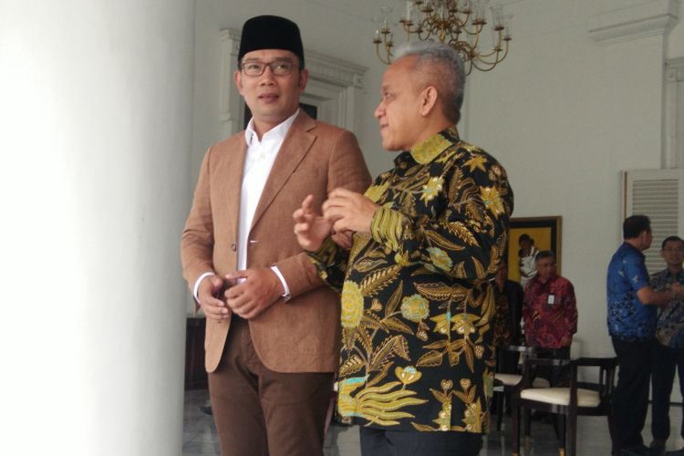 Gubernur Jawa Barat Ridwan Kamil saat berbincang dengan Direktur Utama PJT II Saefudin Noer di Gedung Pakuan, Jalan Cicendo, Jumat (14/6/2019).