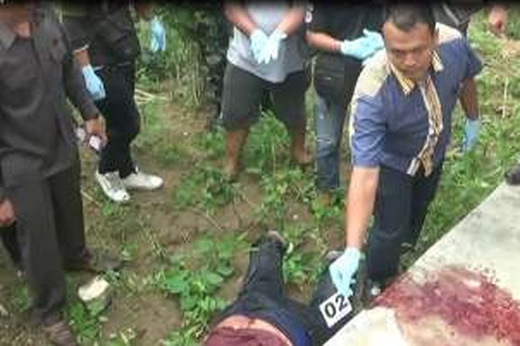 Kapolres Nias, AKBP Bazawato Zebua, membenarkan 2 orang Pegawai Pajak, tewas ditikam agen pemilik usaha jual beli getah karet di Desa Hilihao, Kota Gunungsitoli, Sumatera Utara, selasa (12/04/2016)