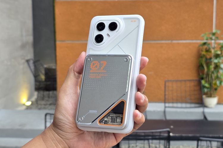 Tecno Pova 7 Ultra mendukung wireless charging 30 watt.