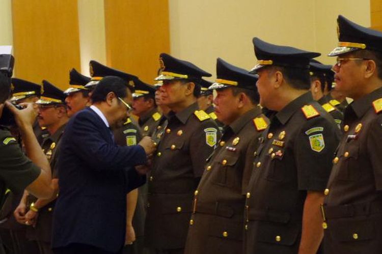 Jaksa Agung Muhammad Prasetyo melantik Sudung Situmorang sebagai Sekretatis Jampidsus di kompleks Kejaksaan Agung, Jakarta, Rabu (22/2/2017).