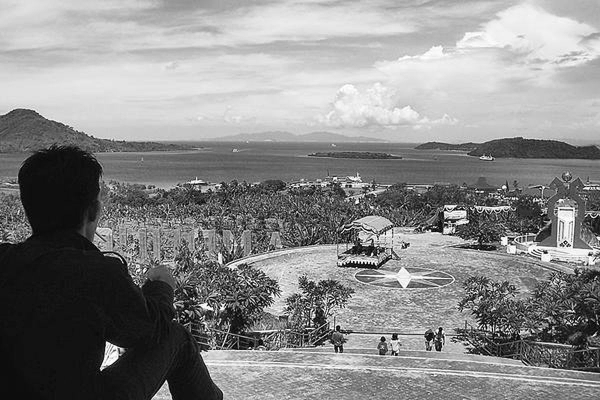 Sejumlah pengunjung menghabiskan waktunya di Menara Siger, Bakauheni, Lampung, Senin (13/9). Dari titik ini, pengunjung dapat menikmati keindahan pemandangan Selat Sunda, Pelabuhan Bakauheni, bahkan pesisir Merak di Provinsi Banten.
