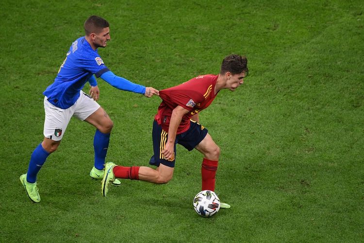 Gelandang Italia Marco Verratti berduel dengan pemain muda Spanyol Pablo Gavi pada semifinal UEFA Nations League yang berlangsung di Stadion San Siro, Milan, Kamis (7/10/2021) dini hari WIB.