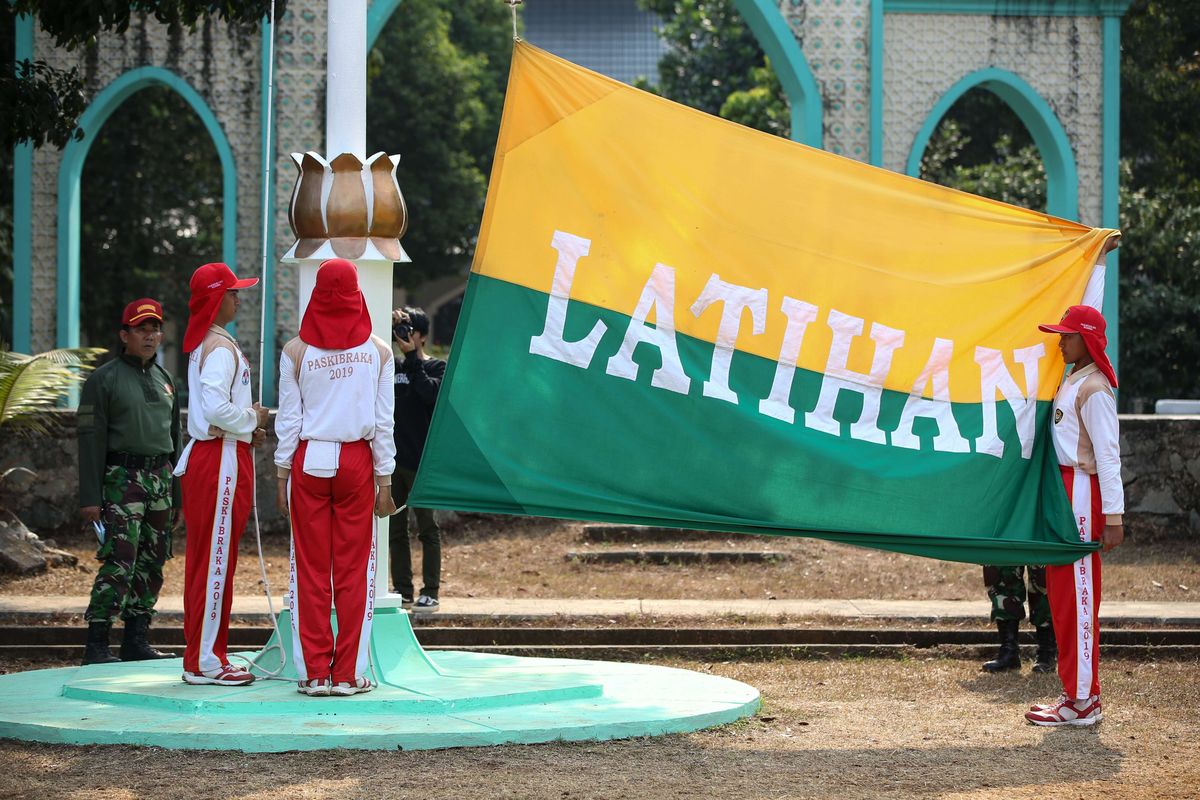 Anggota Pasukan Pengibar Bendera Pusaka (Paskibraka) yang terpilih dari seluruh provinsi di Indonesia dilatih di Pusat Pemberdayaan Pemuda dan Olahraga Kementerian Pemuda dan Olahraga (PP-PON Kemepora), Cibubur, Jakarta Timur, Jumat (1/8/2019). Mereka akan bertugas mengibarkan bendera pada upacara peringatan Hari Ulang Tahun Ke-74 RI.