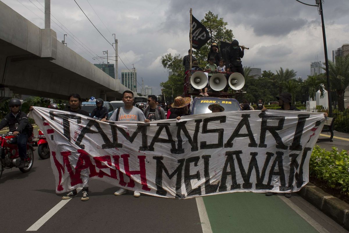 Massa aksi yang tergabung dalam Forum Juang Tamansari Melawan Bandung berunjuk rasa di depan gedung Kementerian Agraria dan Tata Ruang/ Badan Petanahan Nasional, Kebayoran Baru, Jakarta Selatan, Senin (13/1/2020). Merasa ditipu Pemkot Bandung, Warga Tamansari gruduk Jakarta.